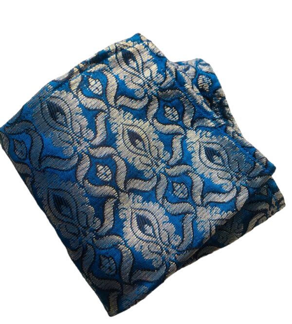 Closed Ascot with matching Pocket Square Set - Image 3