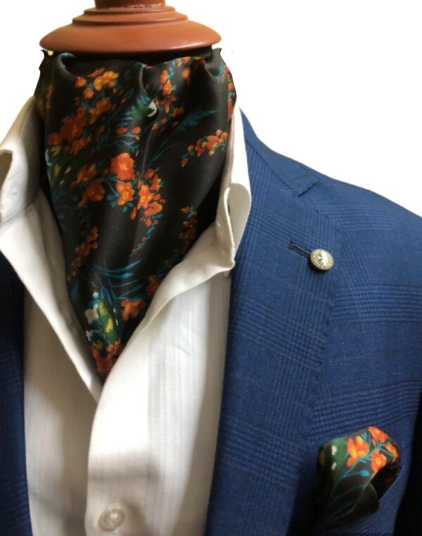 Closed Ascot with matching Pocket Square Set (LUXE COLLECTION)