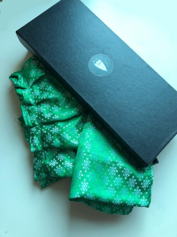 Closed Ascot with matching Pocket Square Set - Image 3