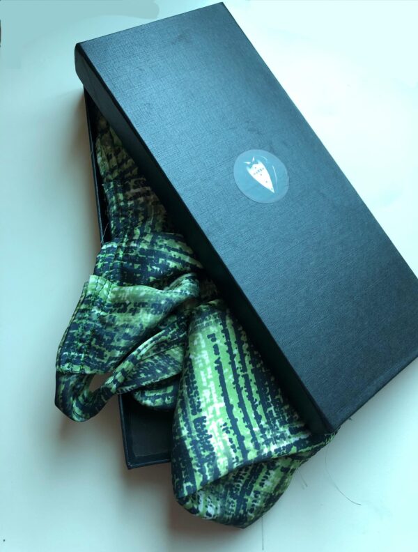 Closed Ascot with matching Pocket Square Set (LUXE COLLECTION) - Image 4