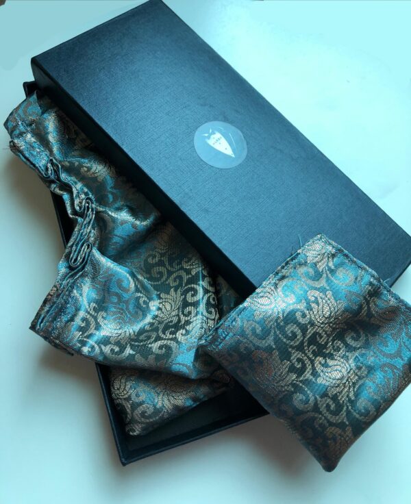 Closed Ascot with matching Pocket Square Set - Image 5