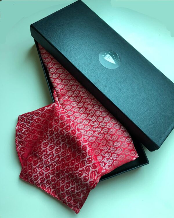 Closed Ascot with matching Pocket Square Set - Image 3