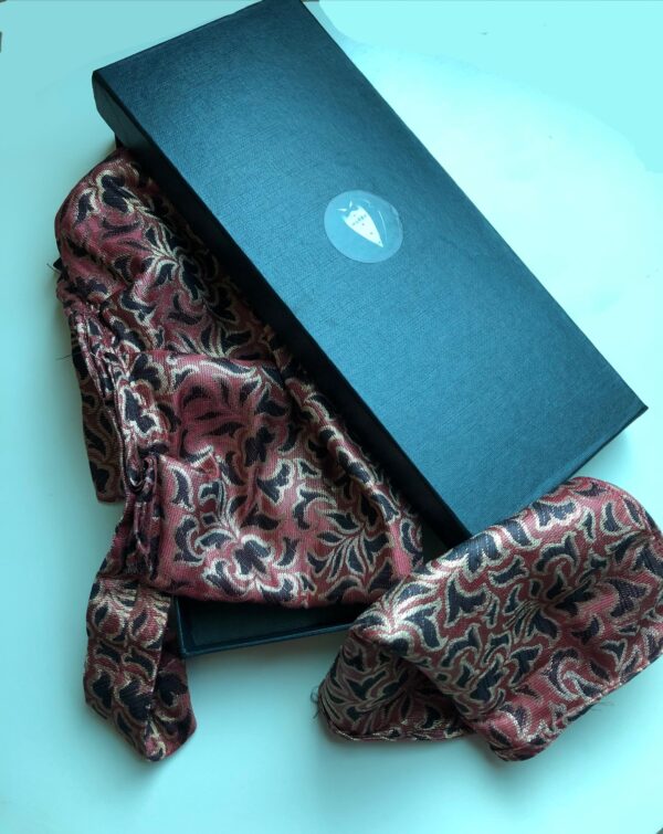 Closed Ascot with matching Pocket Square Set - Image 4