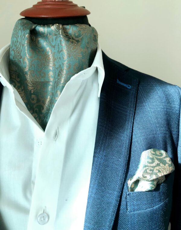 Closed Ascot with matching Pocket Square Set
