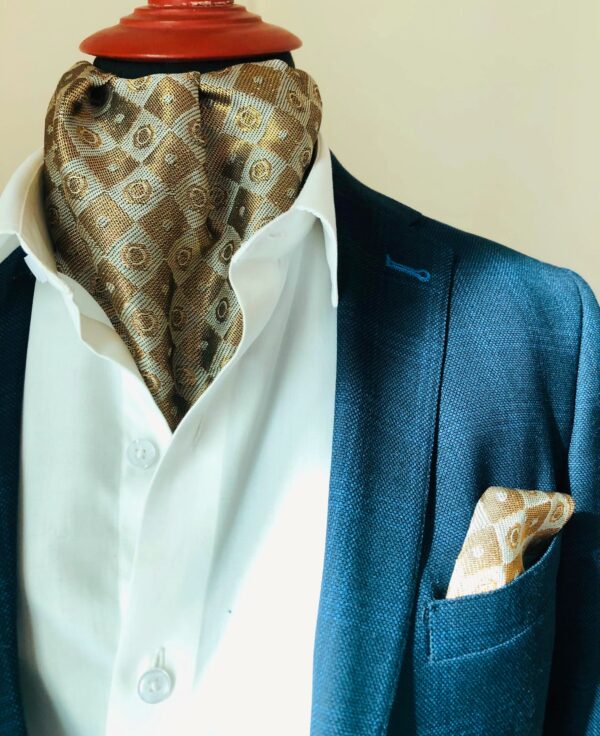 Closed Ascot with matching Pocket Square Set