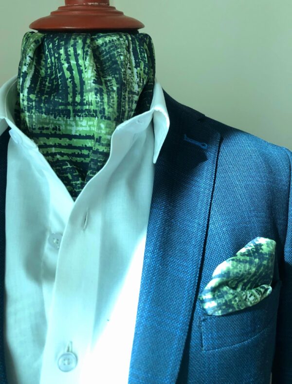 Closed Ascot with matching Pocket Square Set (LUXE COLLECTION)